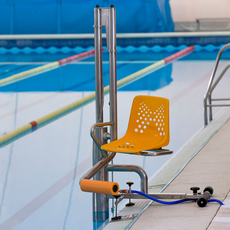 Elevador de piscina instalado na piscina para uso colectivo.