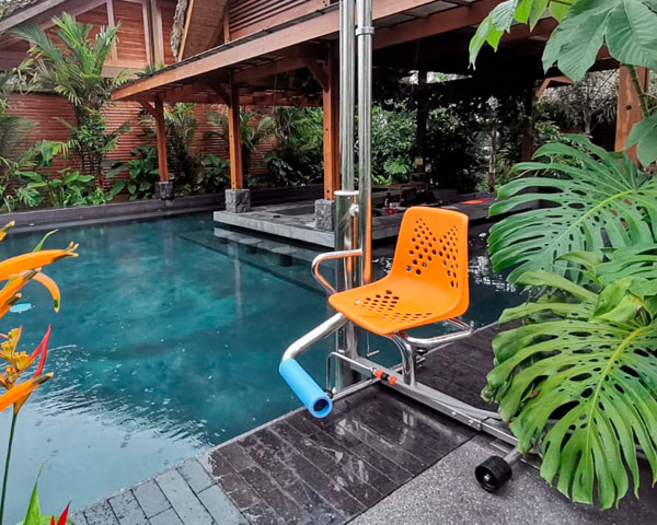 Elevador ACCESS instalado en piscina pequeña de un hotel