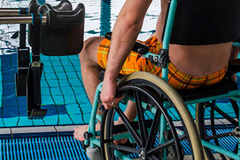Piscines accessibles : les caractéristiques à connaître