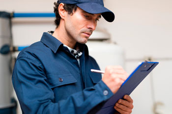 ¿Qué mantenimiento requiere un elevador de piscinas para personas con discapacidad? 